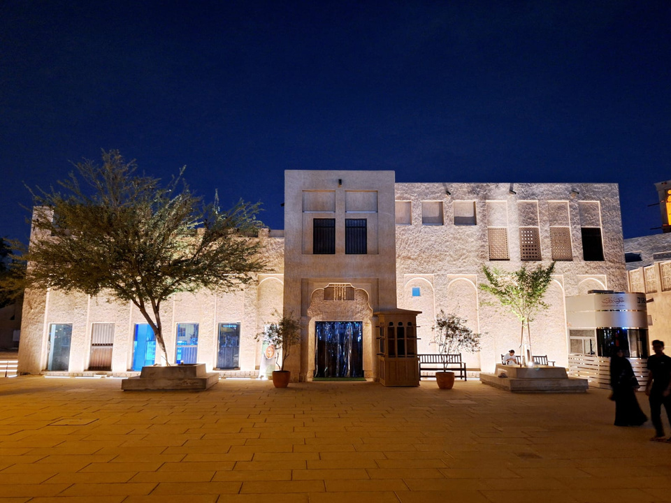 Facciata di Villa 2 illuminata di sera ad Al Fahidi, Dubai